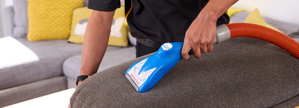 0543331609 شركه اللؤلؤ الذهبي شركة تنظيف كنب في ام القيوين bg close up couch e1728727143917 1024x371 1