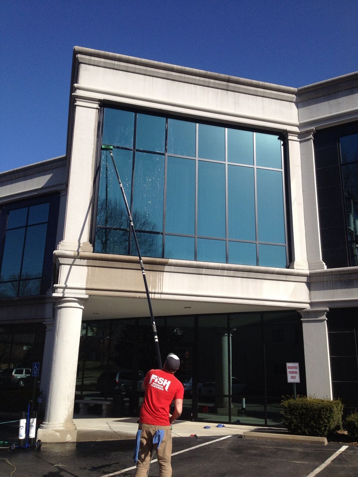 تنظيف واجهات المحلات