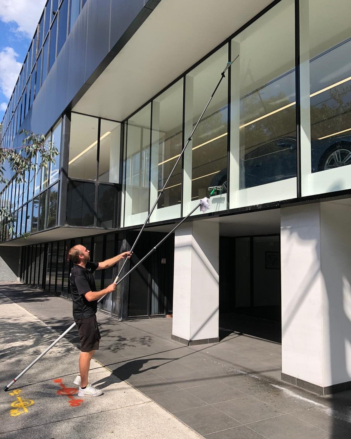 تنظيف واجهات زجاج في الشارقة