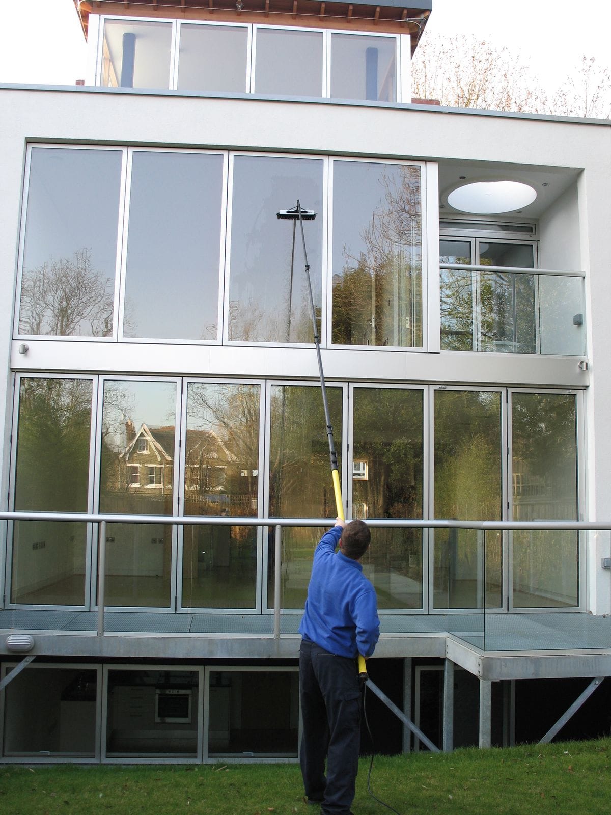 شركة تنظيف الزجاج في دبي