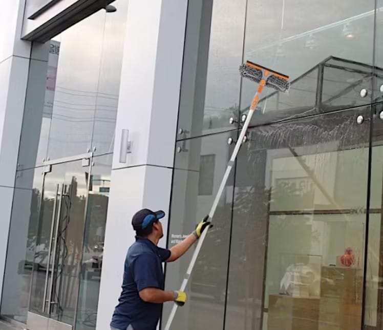 شركة تنظيف واجهات زجاج في دبي